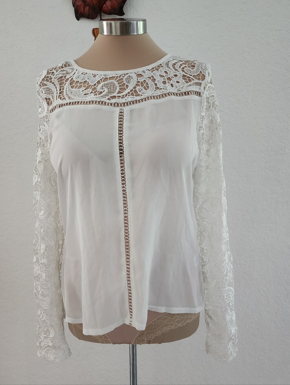 LULUMARI | White Lace Crochet Yoke Top